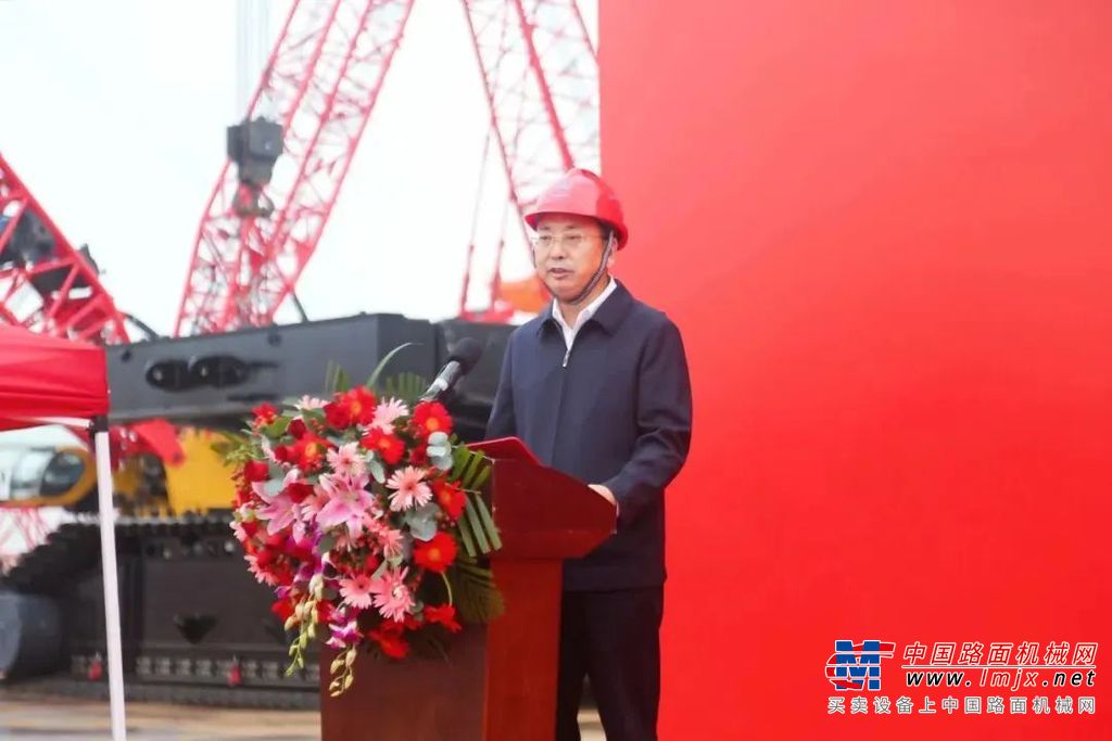 SCC20000A是三一自主攻关研发的超大吨位履带起重机，最大起重力矩28000吨米，四驱驱动，100%带载行走。独创超强臂架组合，较常规臂架提升30%以上。可以广泛应用于石化、核电、海上风电、桥梁等吊装场景。