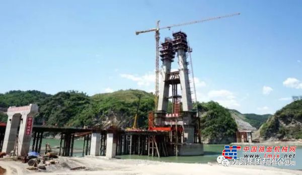 【产品风采】方圆QTZ250(TC7030)塔机服役于郧西县天河口公路大桥主塔建设