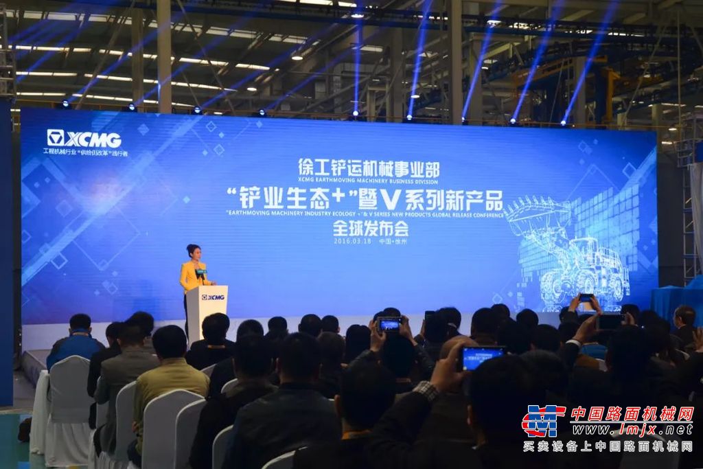 	坚持国际化主战略，徐工装载机械整体规模在国内已成功领跑行业，更连续两年跻身全球前五。海外累计发货量在2022年初跨越10万台大关，主营收入较十年前提升400%，国际化收入占比超50%、行业出口占比超35%，不断推高中国制造的国际影响力。