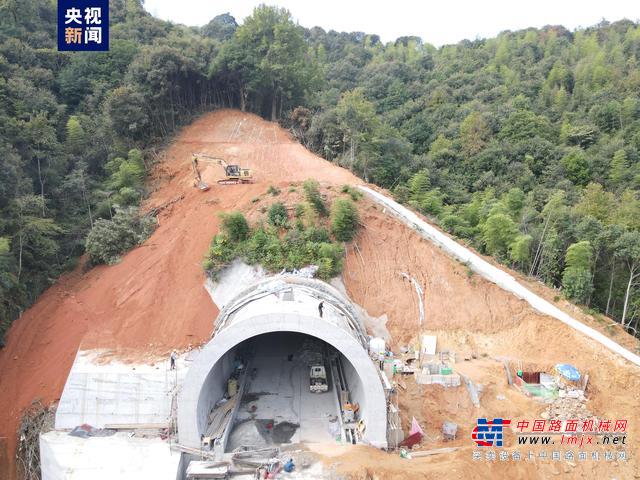 龙龙铁路福建段最长隧道今日贯通