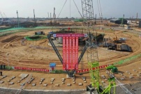 中联重科履带吊助力世界首座“五塔合一”百万机组蒙皮内置钢结构间冷塔首吊施工