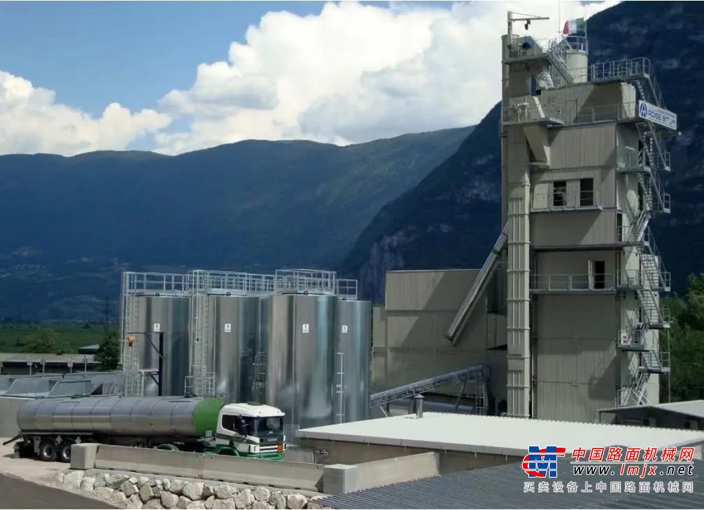 	一直努力为每一位客户提供全方位环保技术服务和高投资回报解决方案的玛连尼，在此次慕尼黑Bauma展上，把全新的Master Tower逆流式再生沥青搅拌站，介绍给了每一位参展的观众。Master Tower作为玛连尼新一代的沥青搅拌站，可在低排放、低能耗的运营条件下，循环利用RAP，打破了传统沥青搅拌站的局限，具有行业首创意义。