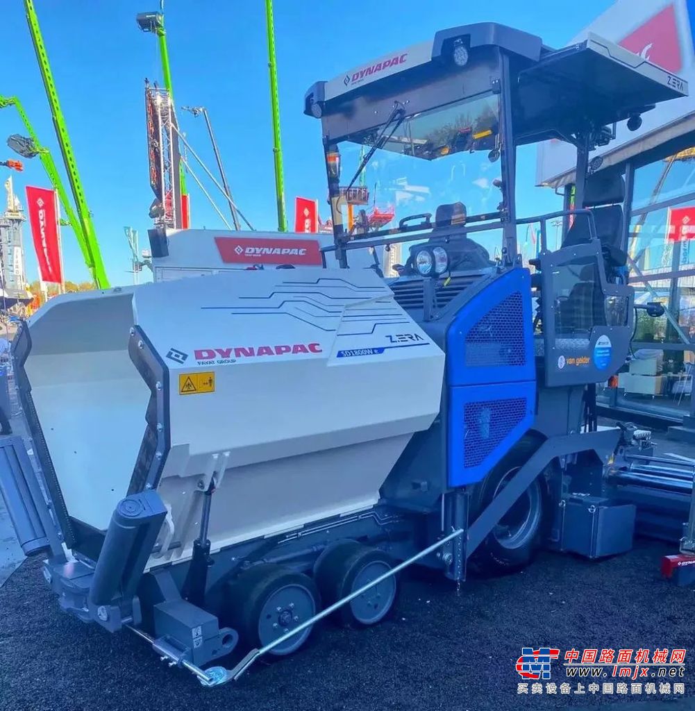 SD2500CS PROTAC攤鋪機跨越了傳統瀝青攤鋪技術的界限，可在一次操作中實現乳化液噴灑和瀝青攤鋪的工作，從而大大提高運營效率、降低施工成本，實現能源和原材料的節省。更重要的是，將噴灑乳化液和瀝青攤鋪作業緊密結合還可實現最佳瀝青復合層，從而大大提高路面質量、確保了路面使用壽命最大化。