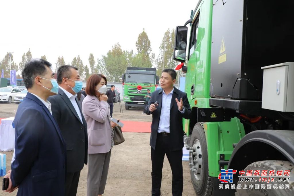 为进一步加大环保管控力度，济南市近年来大力推广新能源汽车，优化货物运输方式。虽是首次打卡济南，但徐工汽车的“零碳能手”可是有备而来。