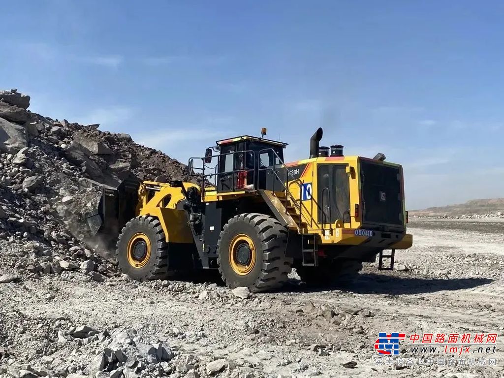 8128H是柳工自主研发的超大型轮式装载机，它突破国内大型装载机在研发、制造上的盲区，采用箱型车架、铰接对中，双楼梯通道，配备FOPS&ROPS豪华驾驶室，并具备动臂减振等技术功能，是国内行业前沿技术的典型代表，并可根据各类恶劣工况调配最佳性能，满足高海拔地区持续作业。