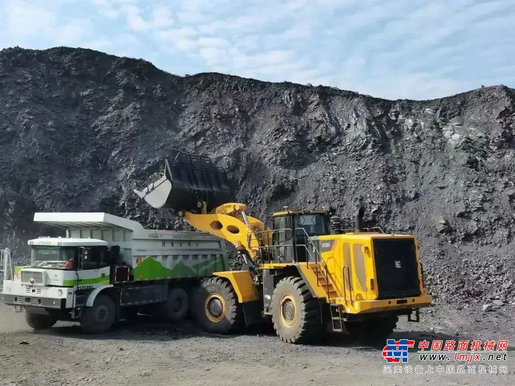 	某露天煤矿的生产负责人对8128H装载机的省油、高效、易操作等优异性能赞不绝口！该地区的冬天极为寒冷，气温经常会到零下35摄氏度以下。而柳工8128H装载机为应对这种极寒工况，专门开发了低温装置，轻松应对零下40摄氏度的工作环境。