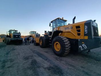 助力海外客户冬季“热身”，临工L975F为哈萨克提供更多能量