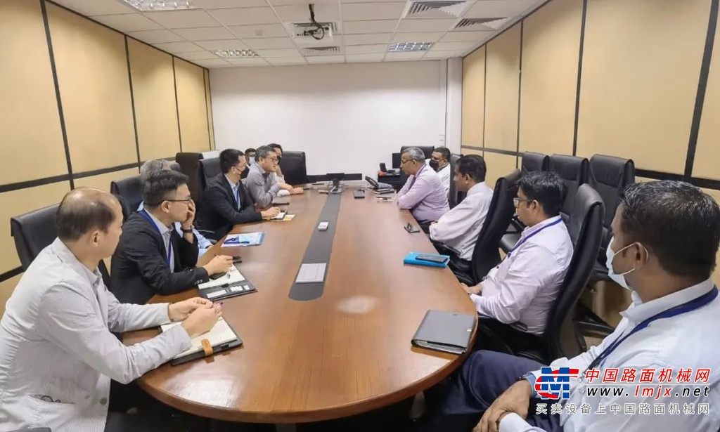 随后，无锡考察团又参观了锡兰商业银行(Commercial Bank of Ceylon)，锡兰商业银行总部位于斯里兰卡科伦坡，成立于1920年，在斯里兰卡和印度孟买提供各种银行产品和服务。它经营五大业务：个人银行业务，企业银行业务，国际业务,投资银行业务，以及交易和财务。银行副总经理Asela Wijesiriwardane接待并解释相关银行政策。