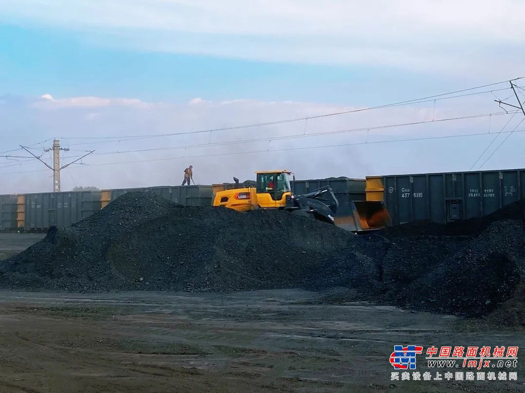 ▌定制开发，重载专家。山推L58K-C5煤炭版装载机进行了15项改进，包括转向、维护便利性、操纵舒适性与斗型等诸多方面，整机采用定制发动机与专属变速箱驱动桥的黄金内核，载重性强，油耗降低，效率提升，满足客户不同模式下的作业需求。