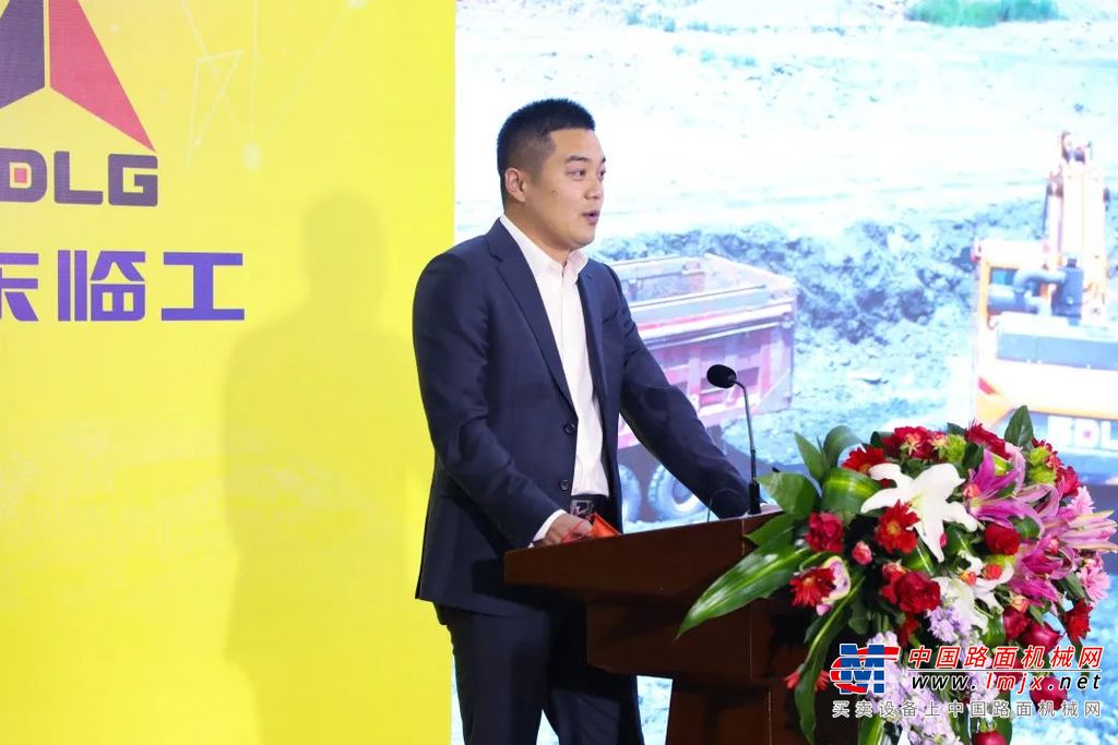 	文总在致辞中指出，山东临工积极践行国家“双碳”战略，坚定不移地推进“国四”产品切换。在产品研发中，秉承精益求精的工匠精神，融合数字化、智能化最新成果，实现了多项行业突破，产品科技感更强，用户体验更佳。