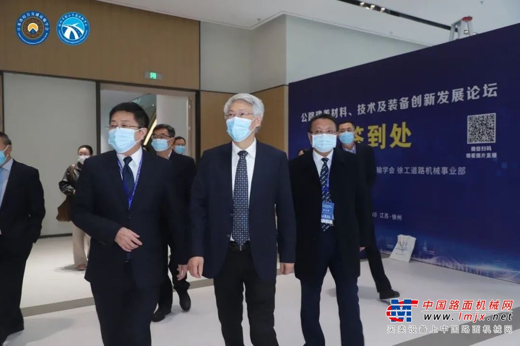 	该三款产品取消驾驶室及相关组件，造型有了颠覆性的改变；搭载基于组合差分定位原理的智能路径规划技术，还可实现路径规划、自动变道、自动避障、自动驶入施工区域等功能，是徐工信息化和智能化装备的代表产品。