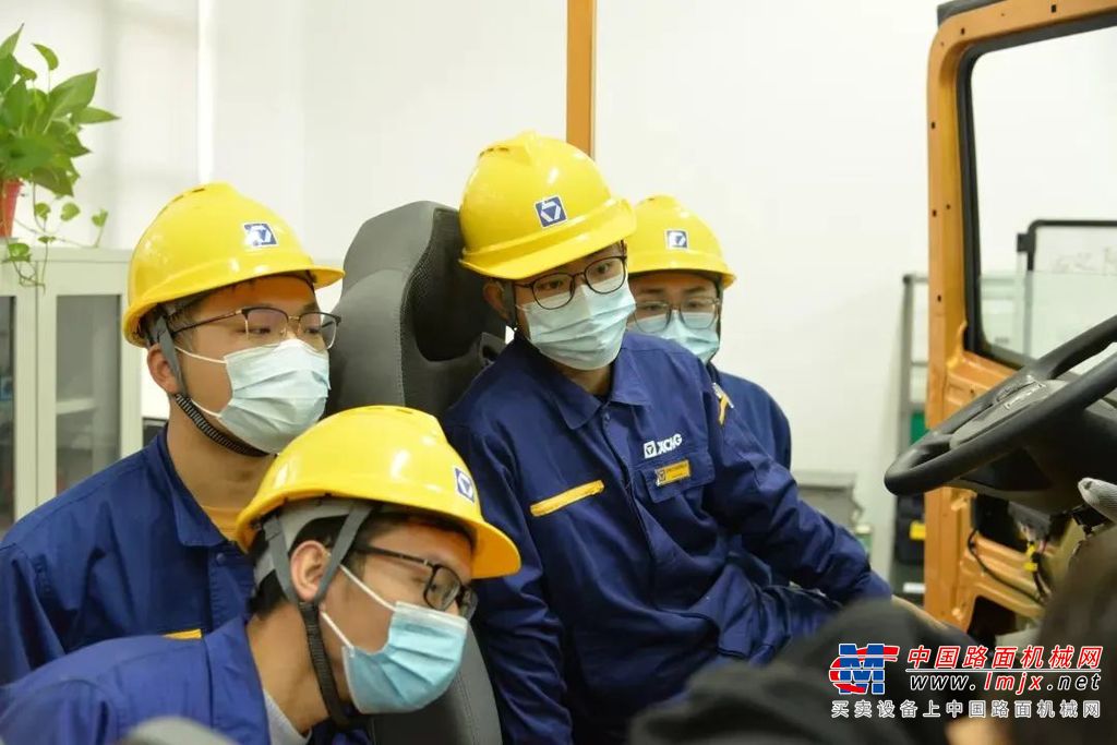 	对照实物进行手把手教学