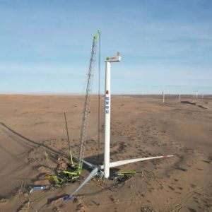 中联重科起重机完成国家电投阿拉善400MW风电项目风机首吊施工