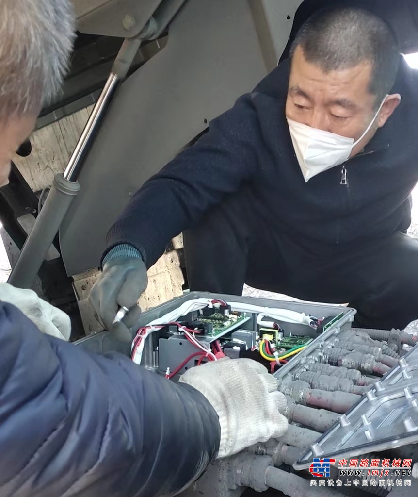	一想到车辆故障没法开暖气，气温零下，司机师傅肯定受冻了！镇定下来，梳理思绪，鲁净存马上创建一个群组，把三一重卡研发责任工程师、车队队长、司机拉进群沟通，进行远程故障初排和锁定。经过短短15分钟的视频远程排查，最终锁定是四合一控制器的保险烧断。