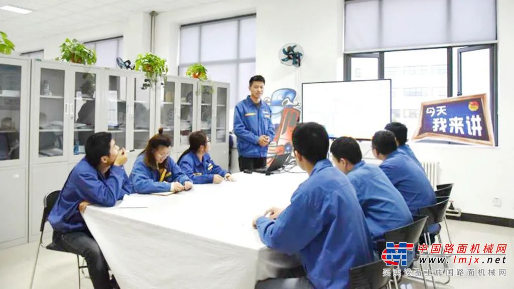 铣工赛项中董志冬（挖机事业部）、姚咏琪（徐工随车）分获第一、二名