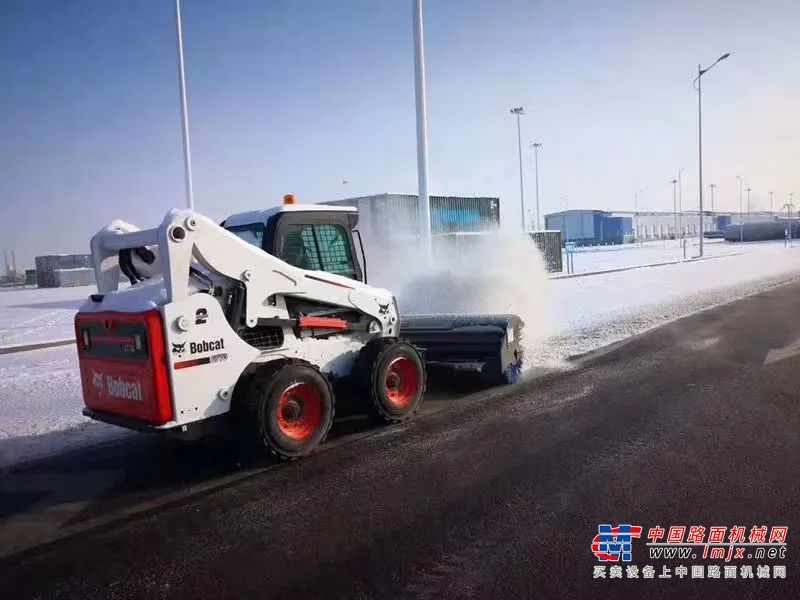 	今冬以来最强寒潮天气将自西向东给我国大部地区带来剧烈降温、大风、沙尘和大范围雨雪天气。27日至28日，内蒙古东北部、东北地区有雨雪天气，辽宁东部和北部、吉林东部、黑龙江中部和东南部有大到暴雪，吉林东部局地大暴雪（降雪量20～35毫米）。