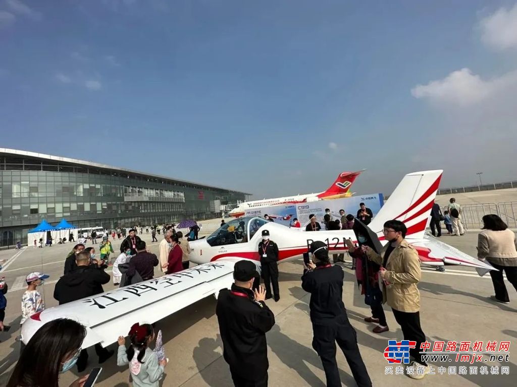 	近期，全国多地疫情防控形势不容乐观，山河科技、山河通航基地所在地湖南株洲11月初爆发疫情。面对如此境况，大家迎难而上、克服困难，在落实疫情防控政策的前提下，不但顺利完成了第十四届中国航展参展任务，还及时履行了参加2022南昌飞行大会的承诺。