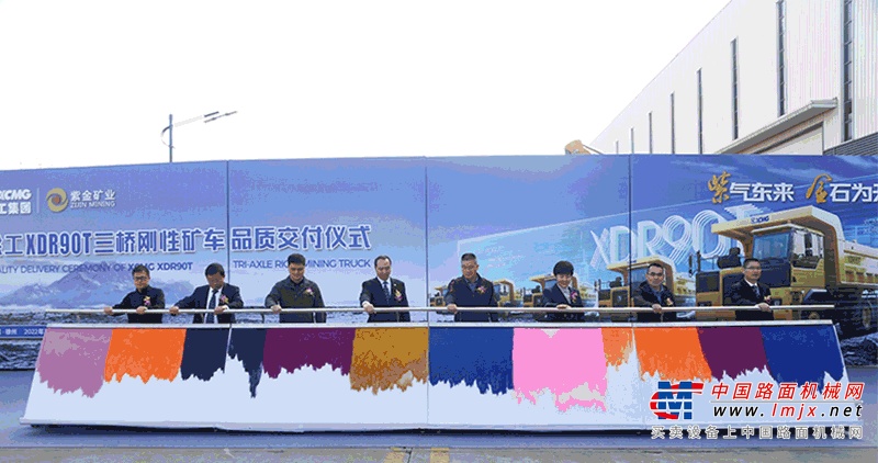 	徐工矿业机械已连续四年入选2022全球露天矿业装备制造商前五强，充分彰显了徐工在矿业机械领域强大的科技创新和产品制造实力。
