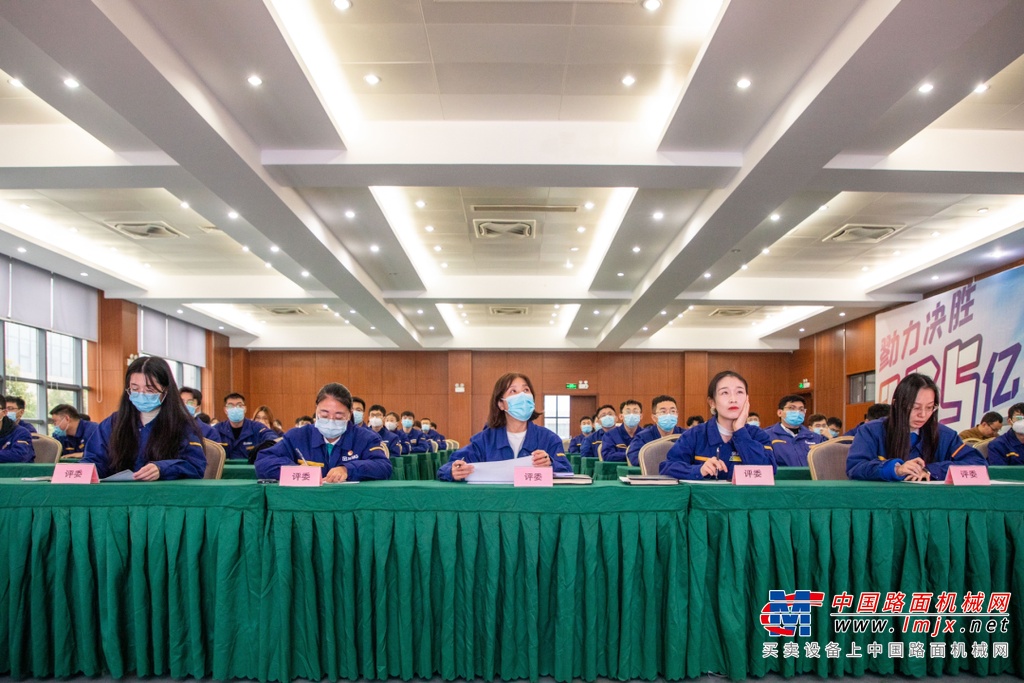 在现场，参赛选手用连贯流利的英文表达方式、抑扬顿挫的微妙语调变化，诉说着新时代徐汽青年立足自身岗位，谱写徐汽高质量发展的奋斗诗篇。