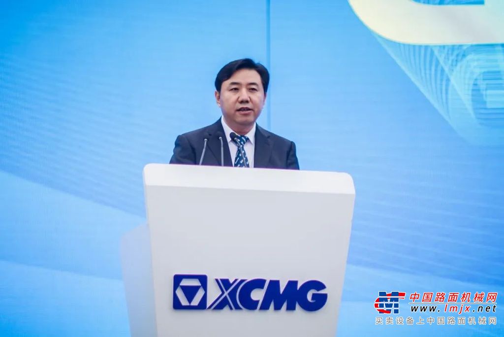 	11月28日，徐工挖机在以“革新者，为领航而生”为主题的全新一代G系列产品发布会上，向社会全面展示了其以高端品质深度参与行业绿色高质量发展的硕果。强大的新品阵容，一方面印证了徐工挖机“以客户为中心”的理念已然在产品端开花结果，更展现出其对于引领技术创新、推动实现可持续发展的未来的坚定态度和新思考。