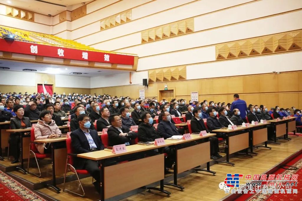 王慧荣子对大会的主题进行了细致的分析。她指出，大会主题用86个字明确宣示了新时代新征程党举什么旗，走什么路，以及继续奋进的行动指南；明确宣示新时代新征程必须弘扬伟大建党精神，伟大建党精神不仅是立党、兴党、强党的精神支柱，也是实现中华民族伟大复兴的重要力量；明确宣示新时代新征程中国共产党人应有的精神状态；明确宣示中国共产党一以贯之的奋斗目标；突出强调了团结奋斗的重要性。