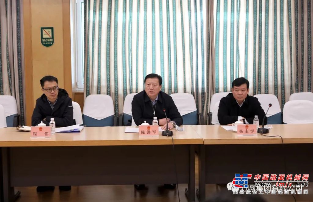参观结束后，来到方圆大厦二楼会议室，陈洪军副主任与海阳市的省人大代表和烟台市人大代表进行座谈。会上，省人大代表和烟台市人大代表分别对人大代表工作进行了履职汇报，然后提出意见和建议。
