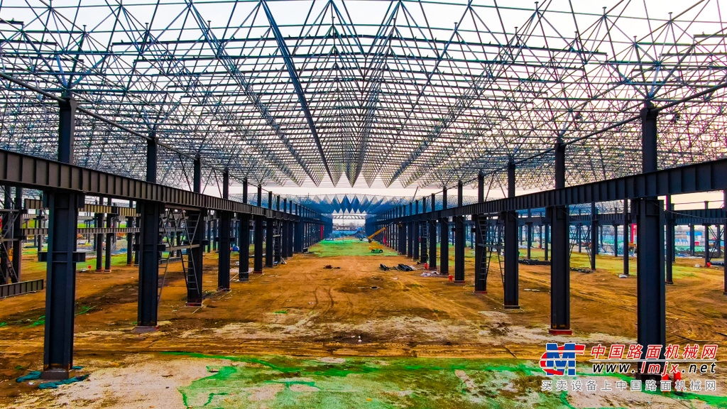 	生活配套建设同样迅速，目前，食堂负一层混凝土浇筑完成；A栋宿舍回填进度过半，B栋宿舍基础回填完成，C栋宿舍正负零完成。