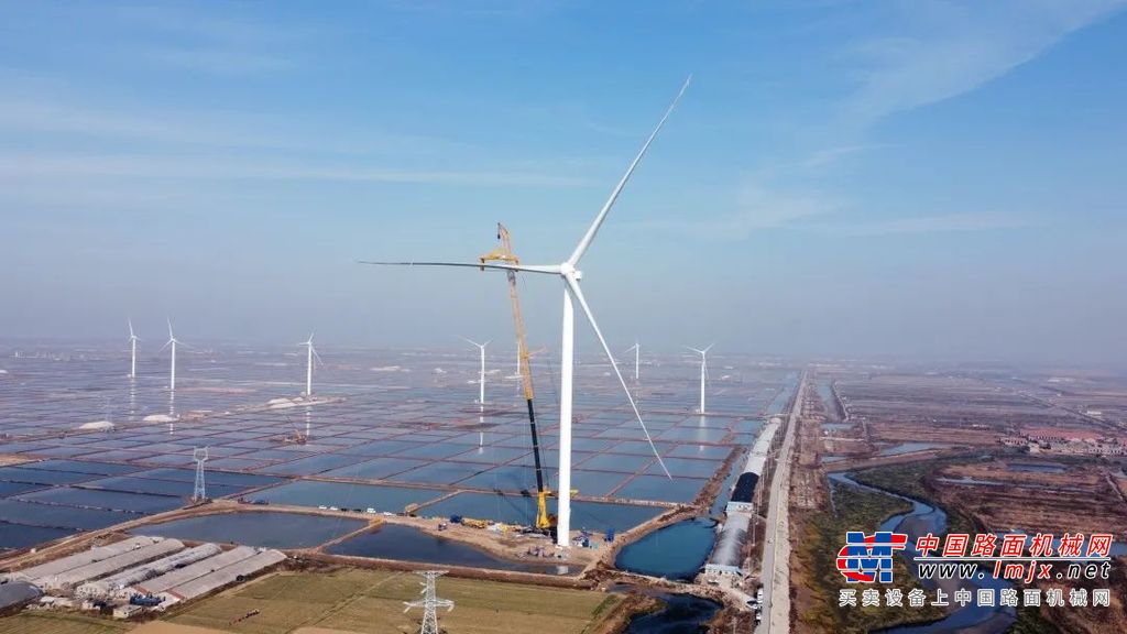	五年来，28000名徐工人深入贯彻习近平总书记视察徐工重要指示精神，坚定不移贯彻新发展理念，以技术创新和国际化两大主战略锚定高质量发展不动摇，在产业发展、技术创新、深化改革、国际化拓展等方面取得了优异的成绩。