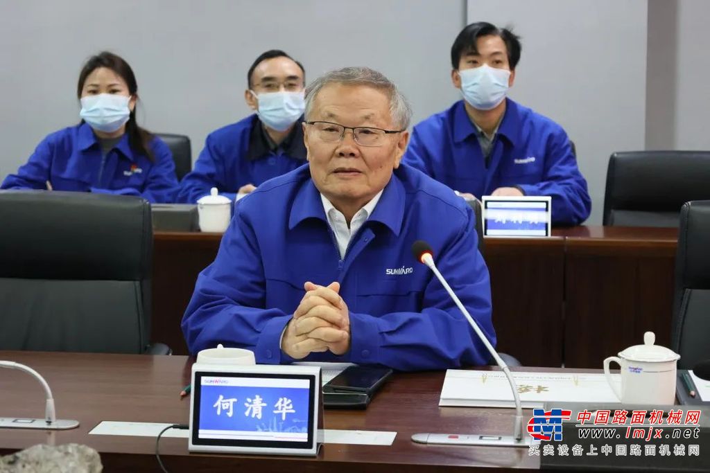 在龙居才的陪同下，周冠南一行参观了山河智能挖掘机车间、旋挖钻机等桩工设备调试场，对山河智能自主研发的多款全球首创、世界第一或中国第一的系列化产品给予了高度评价。