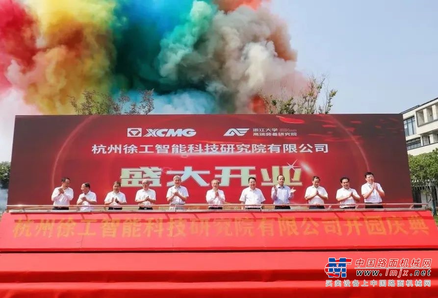 	“近十年、甚至是我的一生中，印象最深刻的瞬间就是：2017年12月12日，习近平总书记来到徐工集团视察和指导工作，勉励我们‘着眼世界前沿，努力探索创新发展的好模式、好经验’。五年过去了，当时的场景依然历历在目，习近平总书记亲切的关怀、巨大的鼓舞犹在耳畔，对我们全体徐工人来说都是莫大的荣誉和荣耀。”