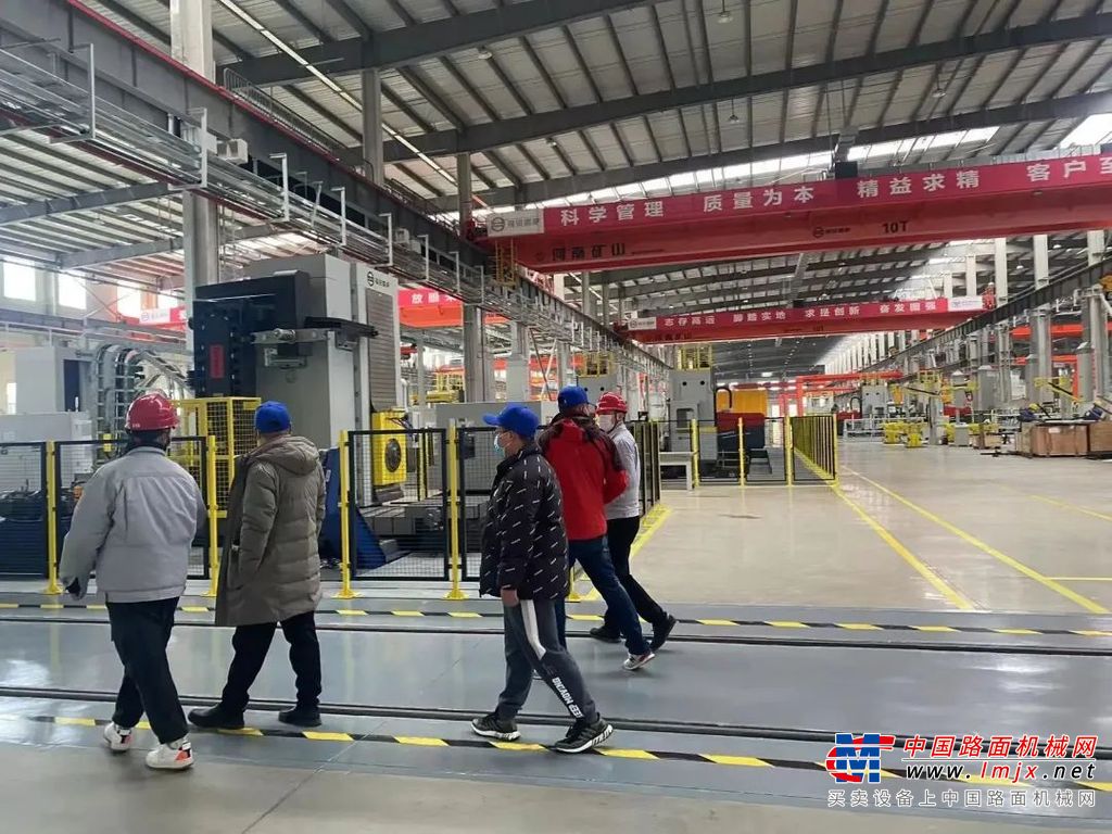 参观结束后，福田雷萨领导为客户详细介绍了福田汽车及福田雷萨企业产业链，有效的提升了客户对福田雷萨产品优势与服务的好评，加深了福田雷萨与客户之间的感情，为后续销售工作打下了坚实的基础。