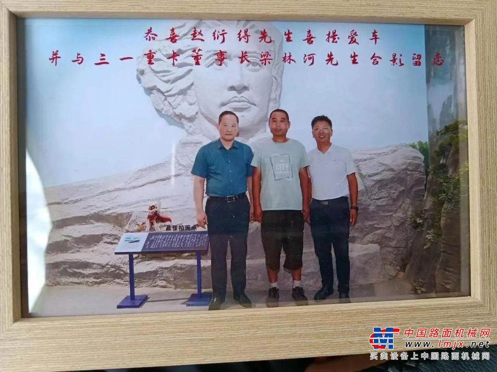 	为什么已经开大车超20年的赵师傅会有转业的想法？这和当下低迷的货运行情离不开。