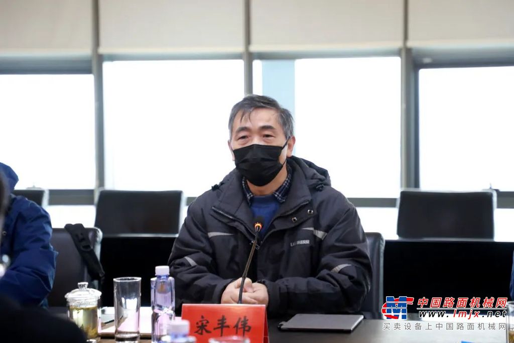 	到访期间，宋丰伟一行先后参观了徐工展厅、徐工塔机和徐工重型智能制造生产车间，详细了解了大吨位塔机高端装备的先进制造工艺，对徐工的关键核心技术突破、自主创新、智能制造能力给予高度肯定。