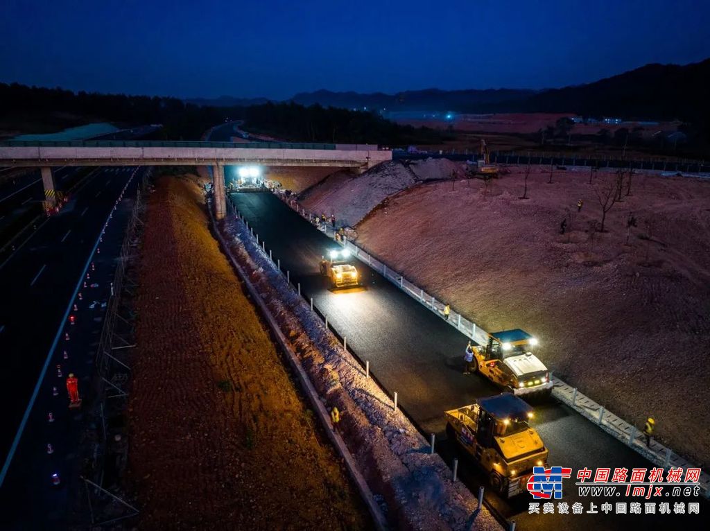 	跨越700公里，徐工成套道路机械来到青山绿水环绕的“滨江花园城市”————吉安，投身江西宜井遂高速公路的建设中。