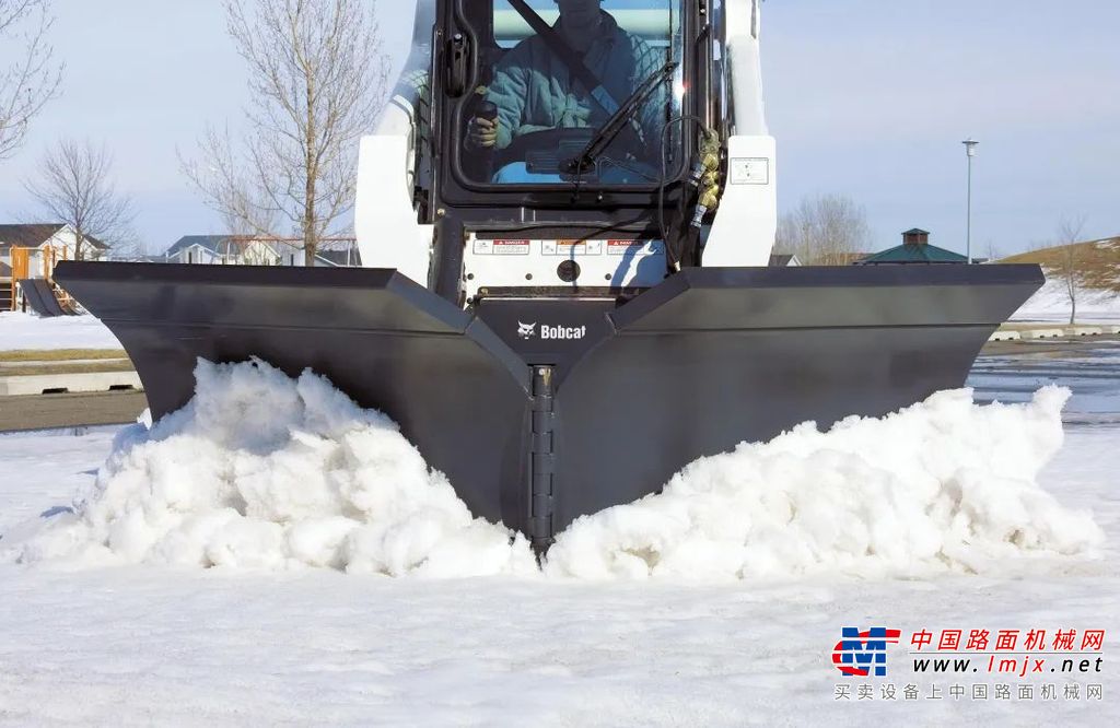 	面对短暂小量降雪，随下随扫是预防道路积雪和结冰最佳选择，也是出动山猫斜角清扫器最佳时机。