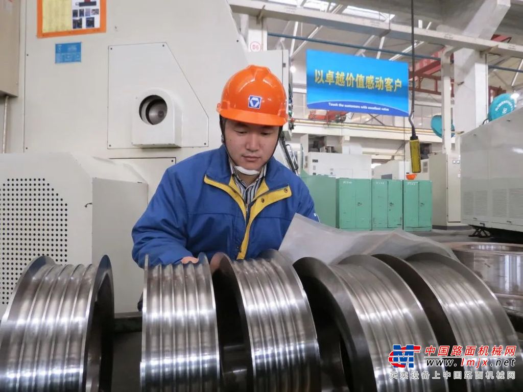 几年过去了，习近平总书记的嘱托在这里落地生根、开花结果，企业制造研发、技术创新不断取得新进展。“总书记来考察时，徐工在全球的行业排名是第七，现在已经冲到了前三，起重机300吨以下关键配套件国产化率达100%，千吨级国产化率达90%。”孟维欣喜地介绍。