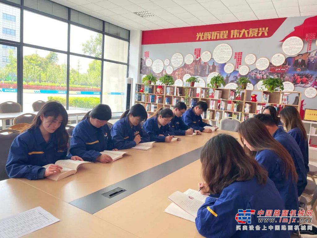 作为对内营造企业文化氛围，对外传播企业文化形象的重要载体之一，职工书屋以兴趣分会为抓手，不定期开展阅读教育培训活动，将阅读习惯延伸至工段园地、工作室和办公休闲区域，接待重要、大型参观62次，在丰富职工精神文化需求的同时，实现职工书屋由“建”向“用”升华发展。