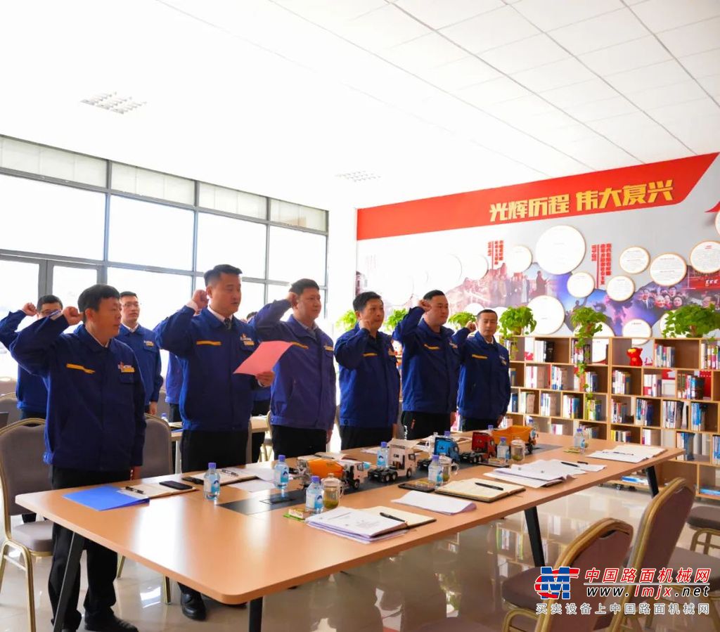 	徐工汽车以“小平台、大作用”为切入点，融合读书学习、教育培训、交流研讨、文化熏陶、思想对标多功能为一体，全面提升职工书屋文化品质、拓展职工书屋功能内涵。