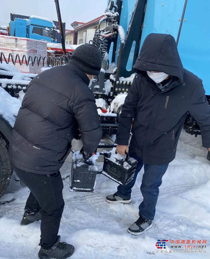 	此时新疆石河子市持续-20℃低温，四处早已白雪皑皑，积雪最厚时，没过研发人员的脚踝。用户新疆恒泰今年7月投入运营的100台三一电动重卡，在如此低温环境下，依然运营良好，每天单车完成100公里以上的运输任务。