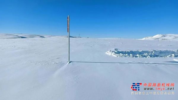 铲冰除雪，冬季保通！三一路机助力新疆最美边境线冬季除雪任务！