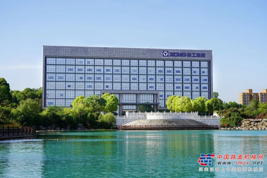 	这一年，全球经济变局加速，各地基础设施建设马不停蹄，“进度条”不断刷新，高楼拔起、大桥合龙、风机林立......高质量发展的步伐越发快速、坚实。