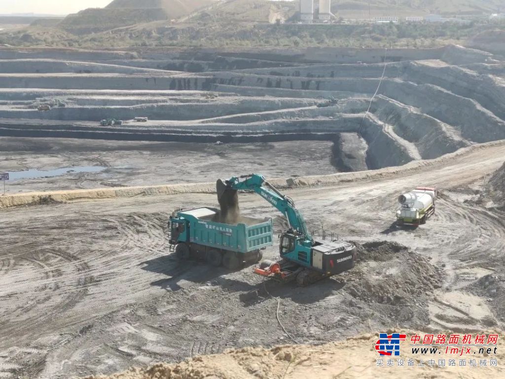 矿区实拍，巨型轮斗式挖掘机在不停工作，煤炭直接用传送带运走_凤凰网视频_凤凰网