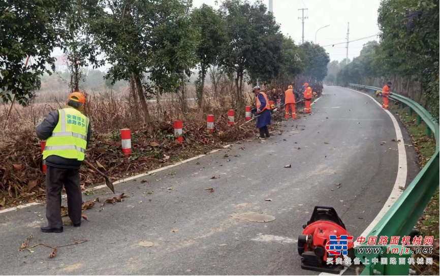 长丰县杨庙镇积极做好冬季公路养护工作