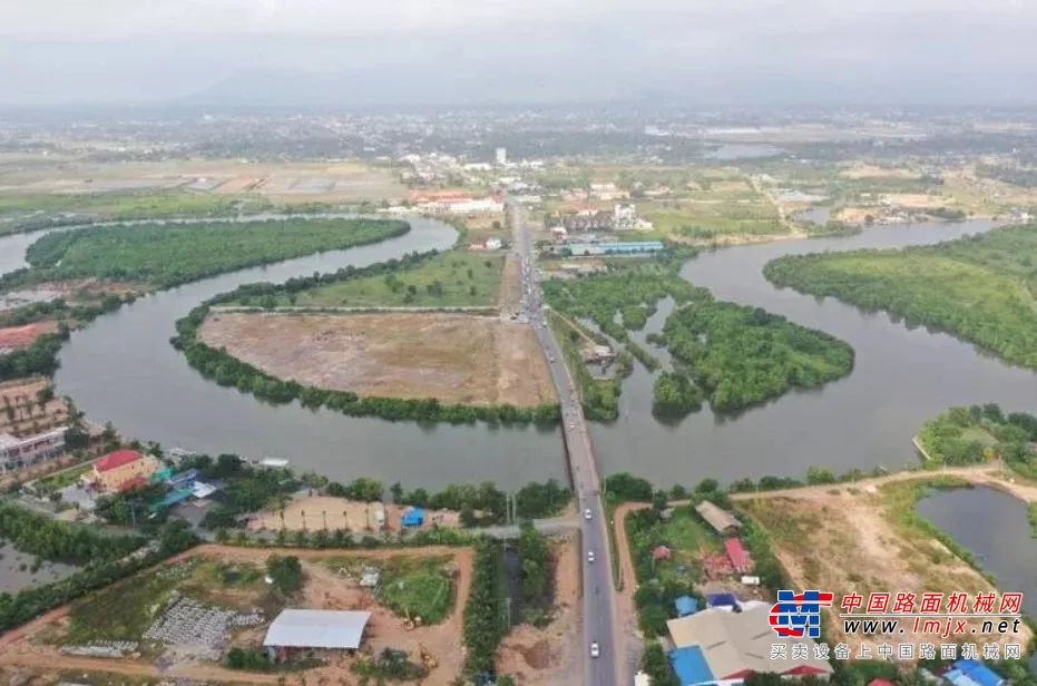 31号和33号公路位于柬埔寨西南部，连接茶胶、贡布、白马等省市，是沿线地区联通首都金边及越南口岸的重要道路。目前，共有徐工压路机、推土机、平地机等二十余台设备参与该项目，后续还将投入更多的徐工设备参与建设。