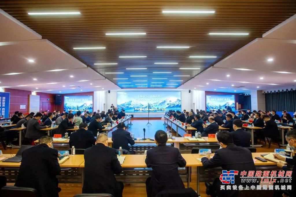 中国工程机械工业协会筑养路机械分会会长焦生杰，对2023年的行业及市场发展方向进行阐述