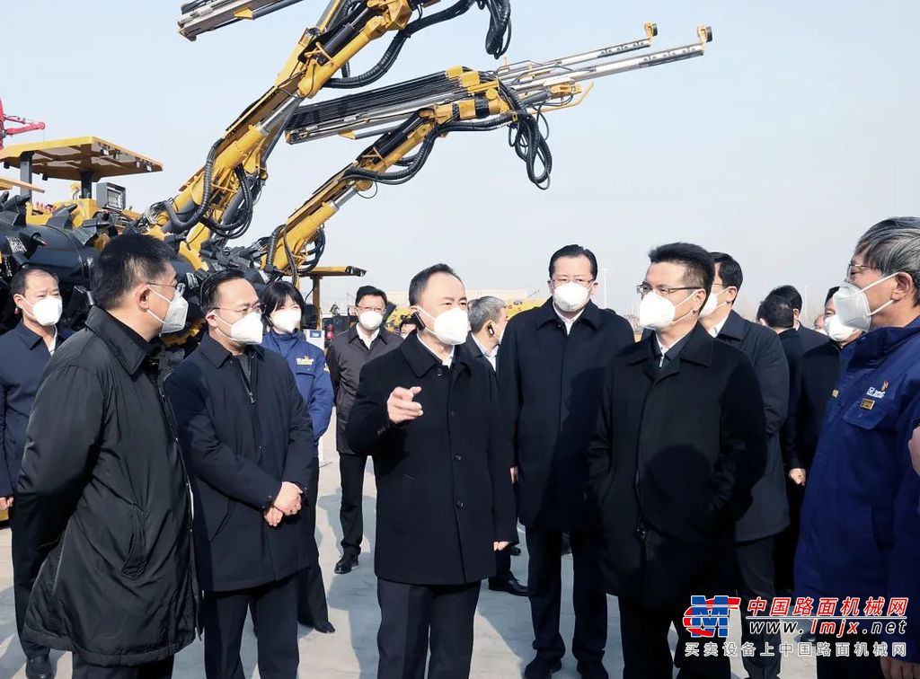 观摩团一行听取了徐工基础工程机械智能制造基地整体建设进度及智改数转情况介绍，参观了桩工机械智能制造车间以及基础工程机械成套化施工设备。