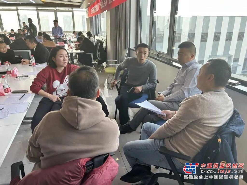 为取得2023一季度开门红，充分抢抓市场机遇，提升营销力，提升渠道积极性。福田雷萨与各一线业务团队以头脑风暴的模式，针对产品和销售模式进行讨论。对福田雷萨泵送产品、汽车起重机产品、随车起重机产品进行产品优势分析，结合产品特点，制定不同的金融销售模式。各业务板块在现场分享了优秀案例，通过沟通与分享，拓宽了一线业务团队的营销思路，收获了许多可以借鉴的宝贵经验。
