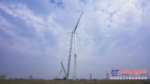 中联重科：ZCC9800W助力国内首台165米级格构式塔架顺利吊装