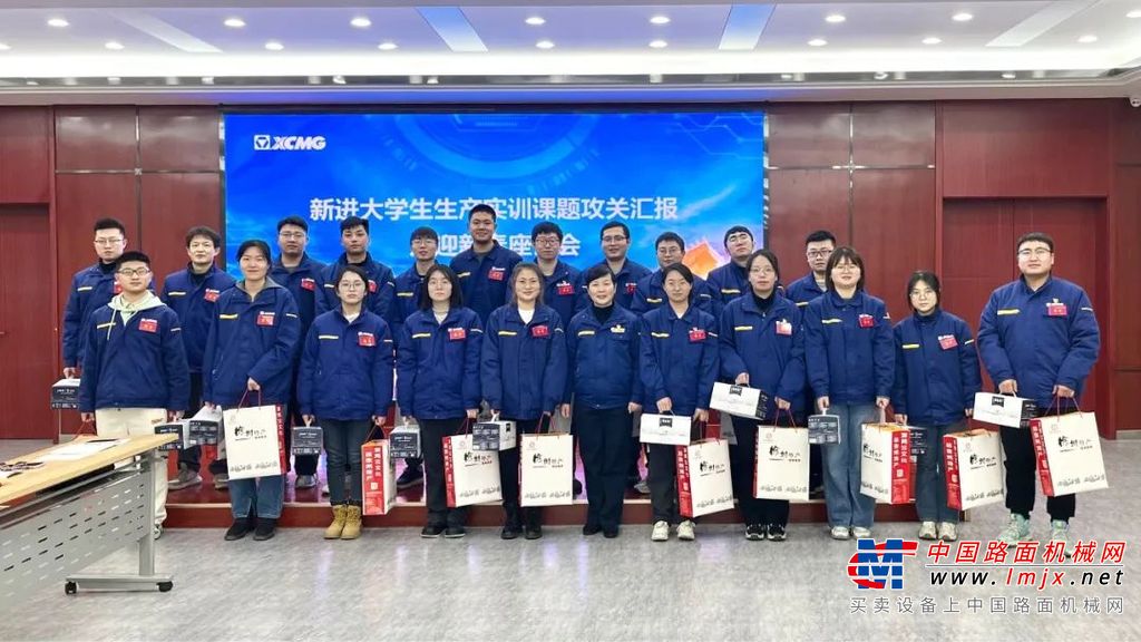 为获奖课题小组颁发荣誉证书