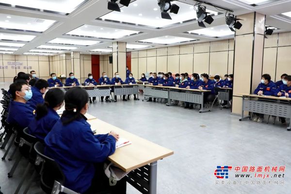 徐工铲运召开2022年新进大学生实训课题攻关汇报暨新春座谈会